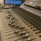 Studio Mic (Deep, Clear, w/ Reverb) voice changer